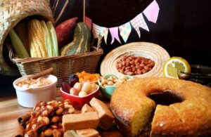 Mesa farta com comidas típicas da festa junina