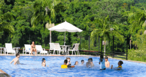 Viajar com crianças para a Fazenda Capoava: aproveite a piscina!