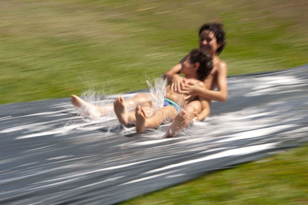 crianca-escoregando-na-fazenda-1024x697