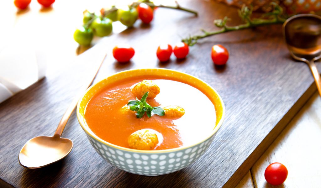 Sopa de tomate com pérolas de queijo