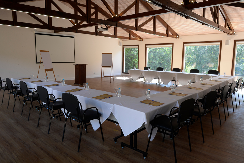 Sala-Capoava-mesas-em-U