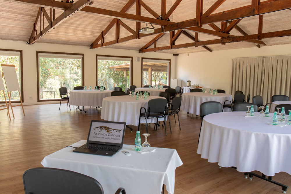 Sala-Capoava-mesas-redondas