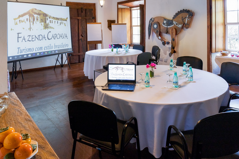 Sala-Urucum-mesa-redonda