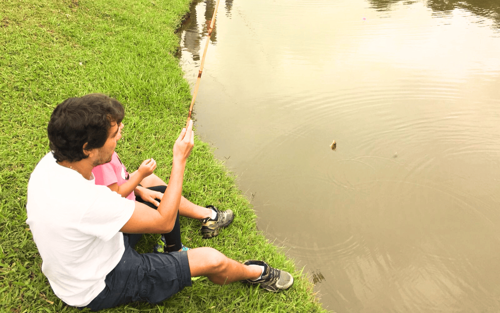 A pesca recreativa é uma brincadeira no lago que as crianças adoram na Fazenda Capoava