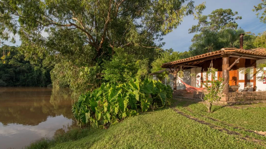 Chalé do Lago é uma das acomodações da Fazenda Capoava