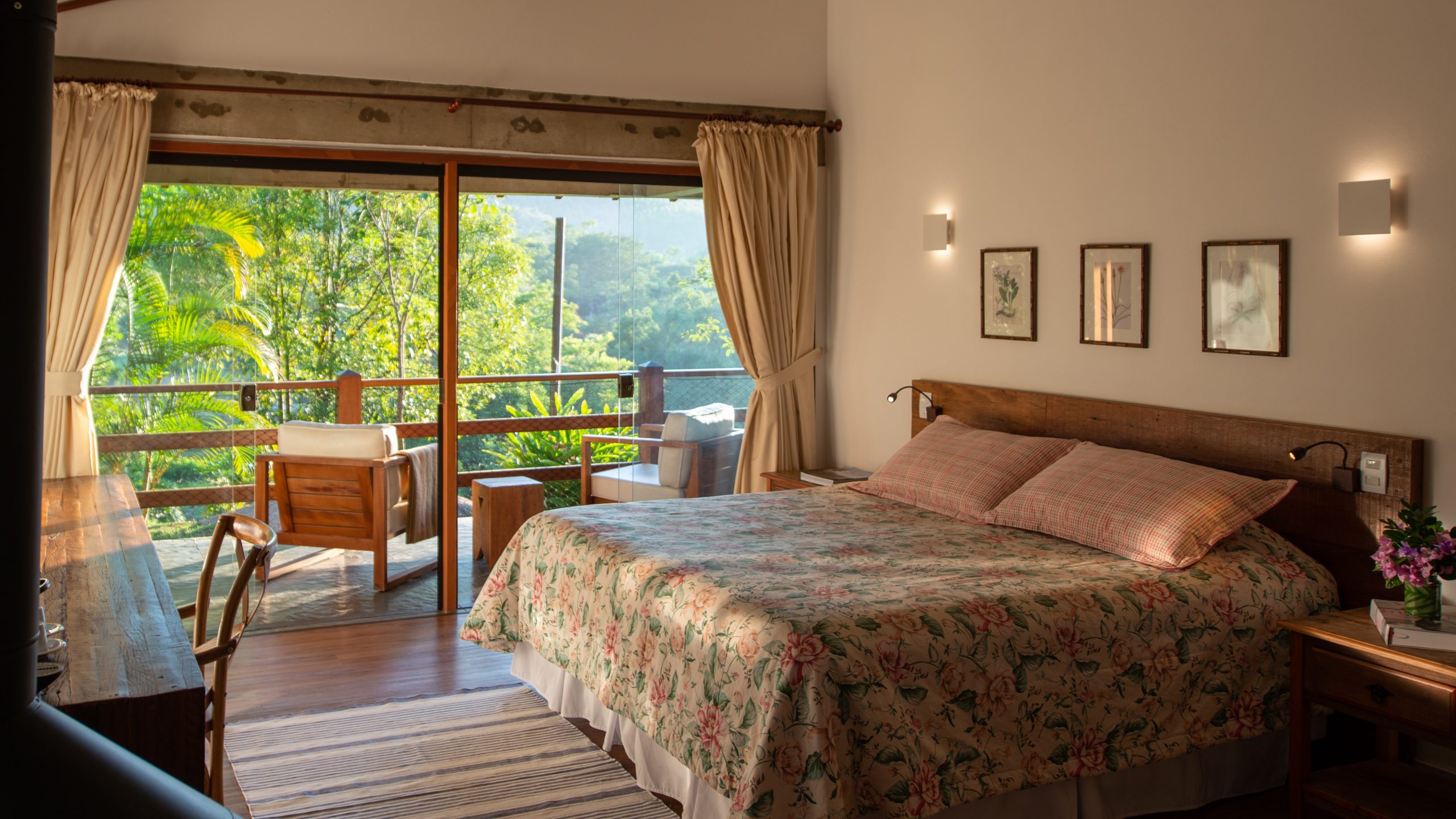 Chalé Ipê é uma das acomodações da Fazenda Capoava