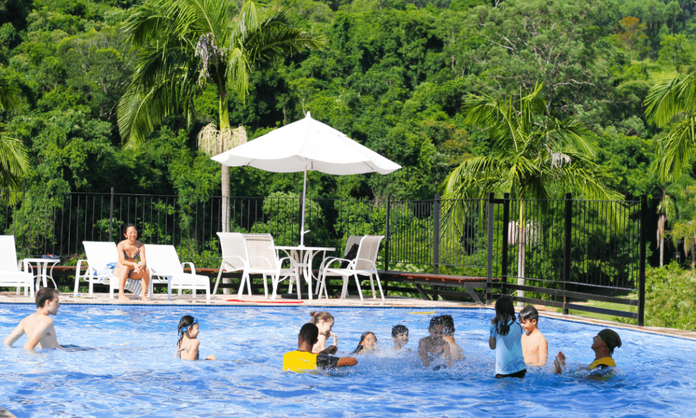 Viajar com crianças para a Fazenda Capoava: aproveite a piscina!